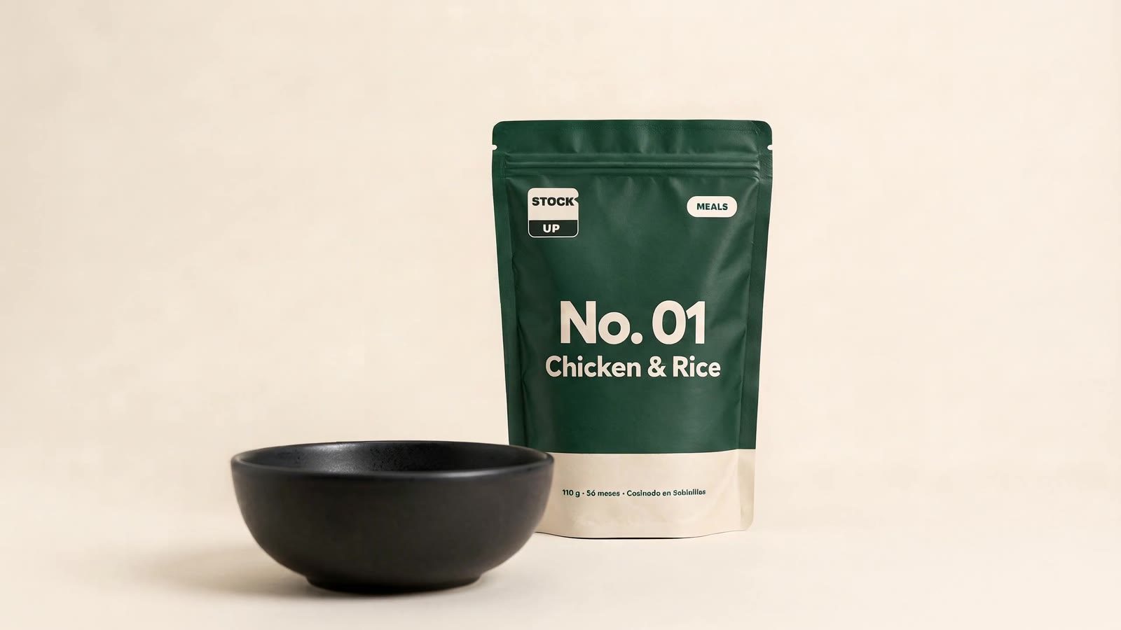 La bolsa Meals No. 01 se abre, el pollo, el arroz y la verdura liofilizados quedan suspendidos en el aire y caen en un bol como el plato terminado
